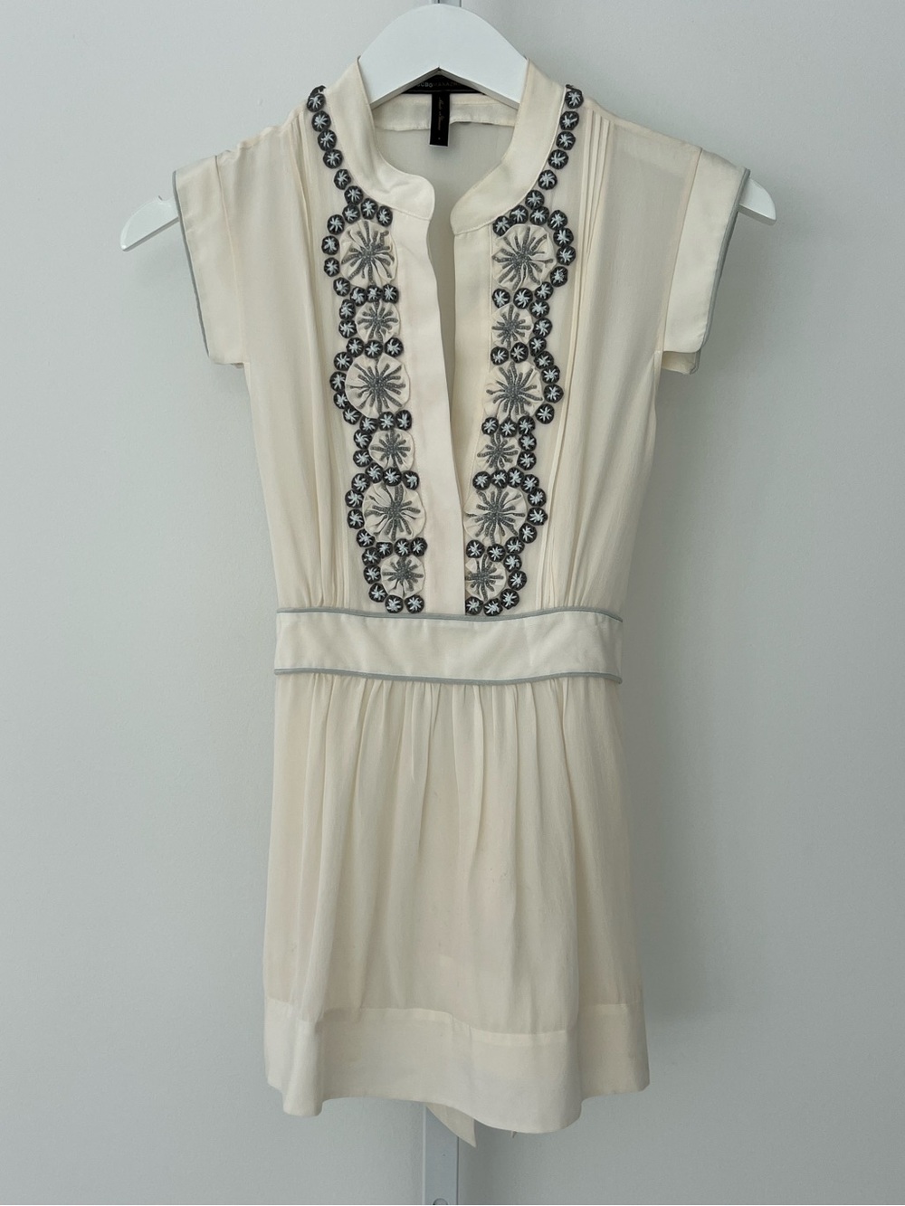 BCBG WINTER WHITE SILK APPLIQUÉ TOP SIZE SMALL